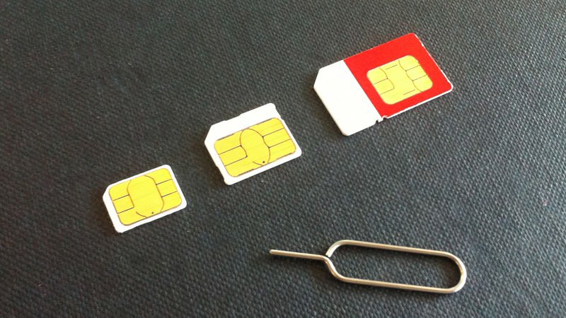 How to transfer from Android to iPhone: Swap SIMs